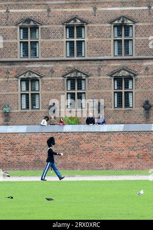 La Guardia reale danese marciava dal castello di Rosenborg verso il palazzo di Amalienborg a Copenaghen, Danimarca. Foto Stock