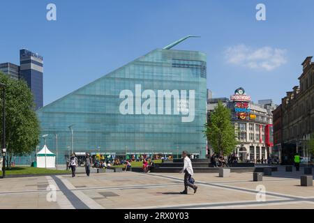 Il National Football Museum e i Cathedral Gardens di Manchester in una soleggiata giornata estiva. Foto Stock