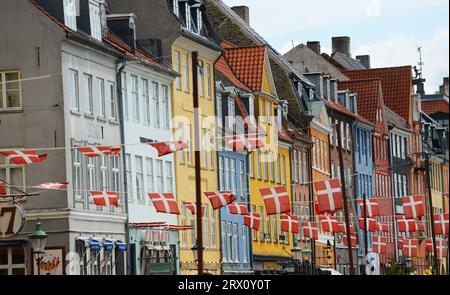Facciate colorate lungo il canale Nyhavn a Copenaghen, Danimarca. Foto Stock