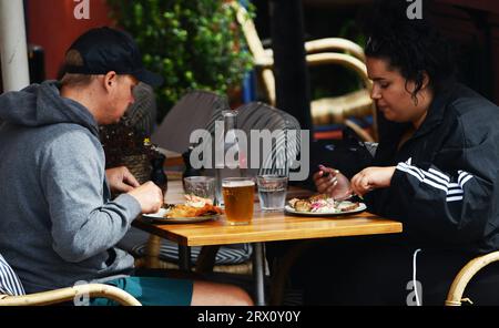 Turista che si gode il tradizionale Smørrebrød danese nei ristoranti di Nyhavn, Copenaghen, Danimarca. Foto Stock