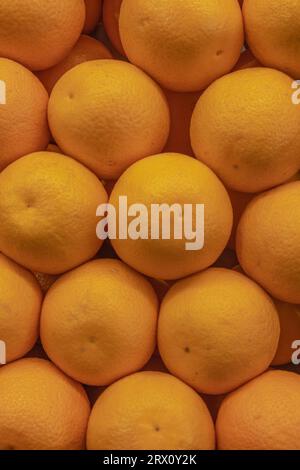 Primo piano delle arance fresche di mandarino. Arance mandarine sul mercato. Cucina mediterranea. Nuovo sfondo di arance mandarine per i progettisti grafici. Foto Stock