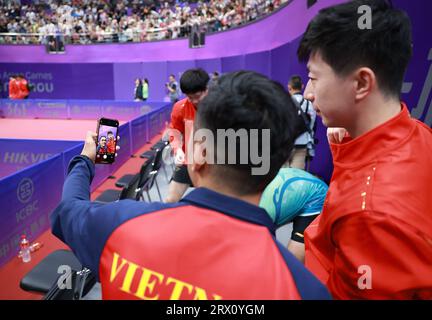 Hangzhou, provincia cinese di Zhejiang. 22 settembre 2023. Ma Long (R) della Cina posa per un selfie con un giocatore vietnamita dopo che il gruppo preliminare maschile Una partita di ping-pong tra Cina e Vietnam ai diciannovesimi Giochi asiatici di Hangzhou, nella provincia di Zhejiang, nella Cina orientale, 22 settembre 2023. Crediti: Liu Xu/Xinhua/Alamy Live News Foto Stock