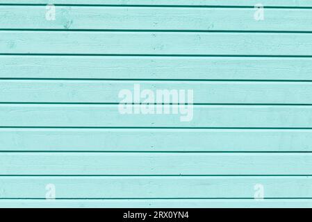 Blaugrüne, türkise Holzfassade einer Badehütte in den Sanddünen am Strand von Skanör med Falsterbo am Öresund in der Morgensonne, Schonen, Schweden Foto Stock
