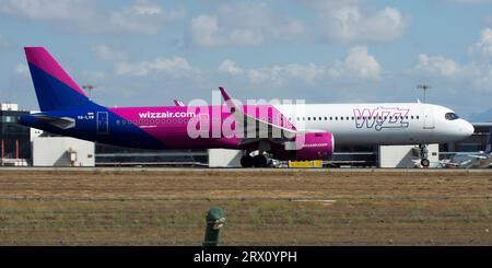 Airbus A321 de la aerolínea Wizz Air en el aeropuerto de Alicante Foto Stock