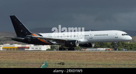 Boeing 757 de la aerolínea Titan Airways en el aeropuerto de Alicante Foto Stock