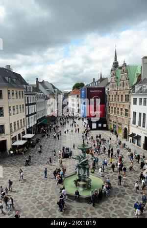 Una vista della fontana He Stork e della strada pedonale Amagertorv dall'edificio Højbrohus a Copenaghen, Danimarca. Foto Stock