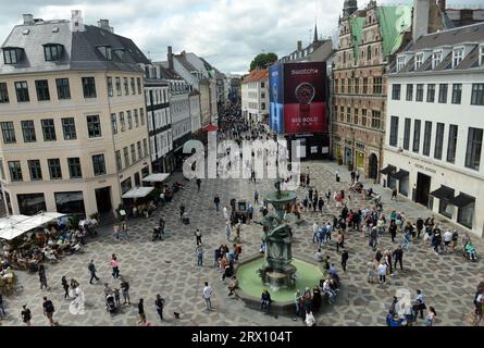 Una vista della fontana He Stork e della strada pedonale Amagertorv dall'edificio Højbrohus a Copenaghen, Danimarca. Foto Stock