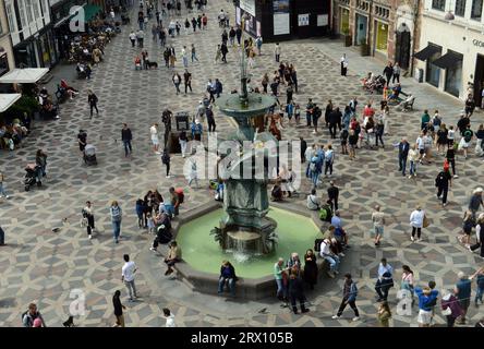 Una vista della fontana He Stork e della strada pedonale Amagertorv dall'edificio Højbrohus a Copenaghen, Danimarca. Foto Stock