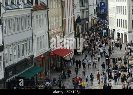 Vista della strada pedonale Amagertorv dall'edificio Højbrohus di Copenaghen, Danimarca. Foto Stock