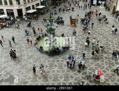 Una vista della fontana He Stork e della strada pedonale Amagertorv dall'edificio Højbrohus a Copenaghen, Danimarca. Foto Stock