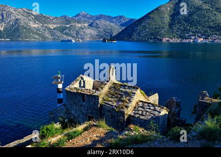 La Madonna delle rocce, Perast e la Baia di Kotor dalla Chiesa di nostra Signora degli Angeli, Lepetani, Montenegro Foto Stock