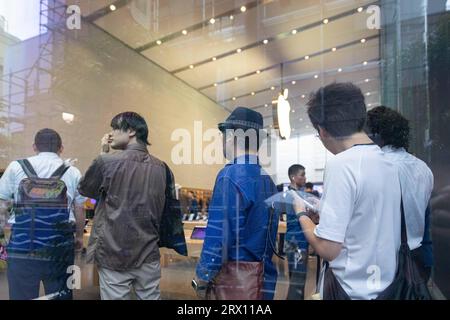 Tokyo, Giappone. 22 settembre 2023. I primi clienti aspettano in fila per acquistare il nuovo iPhone 15 in vendita a partire dal 22 settembre 2023 presso l'Apple Store di Omotesando. L'inizio delle vendite a livello mondiale del nuovo iPhone 15 è iniziato il 22 settembre 2023. A Tokyo, presso l'Apple Store di Omotesando, i media sono stati invitati a scattare foto del nuovo modello di iPhone e dei primi clienti. Credito: SOPA Images Limited/Alamy Live News Foto Stock