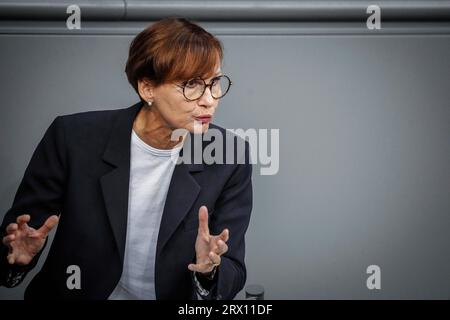 Berlino, Germania. 22 settembre 2023. Bettina Stark-Watzinger (FDP), Ministro federale dell'istruzione e della ricerca, interviene nella sessione plenaria del Bundestag. Il tema è il proseguimento della strategia nazionale sull'idrogeno. Crediti: Kay Nietfeld/dpa/Alamy Live News Foto Stock