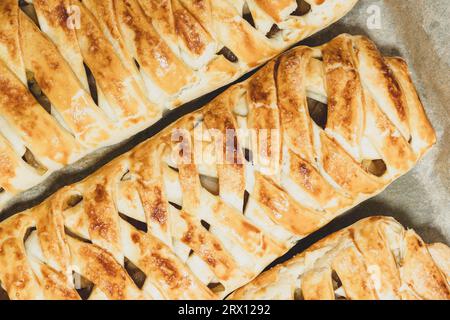 Torte di frutta fatte in casa. deliziose torte di frutta secca di fondo. Trecce intrecciate al forno con frutta. sughino di impasto. torta alla frutta secca. Pasticceria concettuale Foto Stock