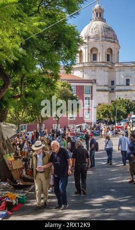 L'affollato mercato di strada di Feira da Ladra, aperto due volte alla settimana, nel quartiere Alfama di Lisbona, specializzato in antiquariato, oggetti da collezione e bric-a-brac (Portogallo) Foto Stock