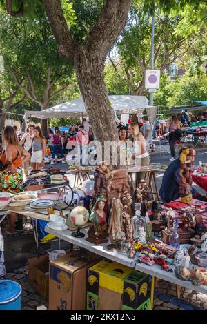 L'affollato mercato di strada di Feira da Ladra, aperto due volte alla settimana, nel quartiere Alfama di Lisbona, specializzato in antiquariato, oggetti da collezione e bric-a-brac (Portogallo) Foto Stock