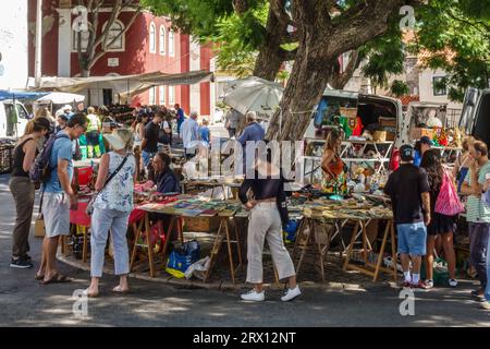 L'affollato mercato di strada di Feira da Ladra, aperto due volte alla settimana, nel quartiere Alfama di Lisbona, specializzato in antiquariato, oggetti da collezione e bric-a-brac (Portogallo) Foto Stock