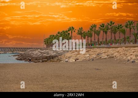 Spiaggia di Malagueta a Malaga alla luce del sole autunnale. Cielo blu sopra. Costa del sol. Malaga, Spagna Foto Stock