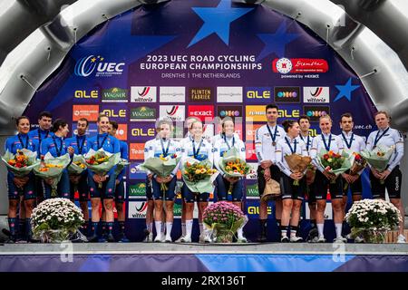 PALADINO Soraya - CECCHINI Elena - GUAZZINI Vittoria - AFFINI Edoardo - CATTANEO Mattia - SOBRERO Matteo ( ITA ) - Italia - secondo posto - LABOUS Juliette - KERBAOL Cedrine - CORDONE RAGOT Audrey - THOMAS Benjamin - CAVAGNA Rémi - ARMIRAIL Bruno ( fra ) – Francia – Vincitore - primo posto - KLEIN Lisa - WALSCHEID Maximilian Richard-KOCH Franziska - STEIMLE Jannik - HEIDEMANN Miguel-Kröger Mieke ( GER ) – Germania – terzo posto - cerimonia di premiazione – cerimonia di medaglia – podio - Querformat - quer - orizzontale - paesaggio - evento/Veranstaltung: campionati europei di ciclismo su strada UEC 2023 - categoria/Katego Foto Stock