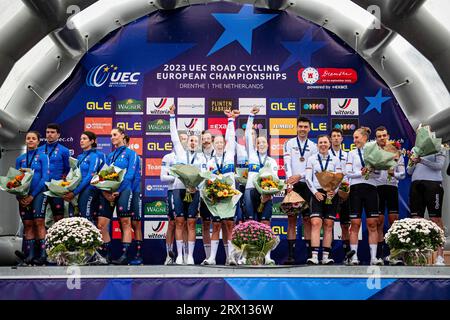 PALADINO Soraya - CECCHINI Elena - GUAZZINI Vittoria - AFFINI Edoardo - CATTANEO Mattia - SOBRERO Matteo ( ITA ) - Italia - secondo posto - LABOUS Juliette - KERBAOL Cedrine - CORDONE RAGOT Audrey - THOMAS Benjamin - CAVAGNA Rémi - ARMIRAIL Bruno ( fra ) – Francia – Vincitore - primo posto - KLEIN Lisa - WALSCHEID Maximilian Richard-KOCH Franziska - STEIMLE Jannik - HEIDEMANN Miguel-Kröger Mieke ( GER ) – Germania – terzo posto - cerimonia di premiazione – cerimonia di medaglia – podio - Querformat - quer - orizzontale - paesaggio - evento/Veranstaltung: campionati europei di ciclismo su strada UEC 2023 - categoria/Katego Foto Stock