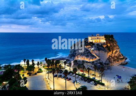 Tropea Calabria Italia. Monastero di Santa Maria dell'Isola al tramonto Foto Stock
