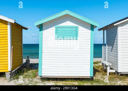 Vista frontale sul retro di una capanna da bagno in legno turchese bianca sulla spiaggia di Skanör med Falsterbo al Öresund al sole del mattino, Skåne, Svezia Foto Stock