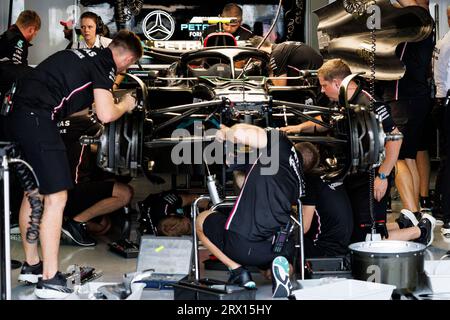 Circuito di Suzuka, Suzuka, Giappone. 22 settembre 2023. 2023 Gran Premio di Formula 1 Lenovo di Giappone; giornata di prove libere; garage Mercedes durante la prova 2 presso la Formula 1 giapponese credito: Action Plus Sports/Alamy Live News Foto Stock