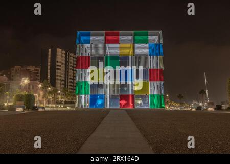 Centro Pompidou. Cubo di vetro colorato che e' l'entrata al Centre Pompidou, situato nell'area del porto rinnovata di Malaga di notte. Foto con esposizione prolungata Foto Stock