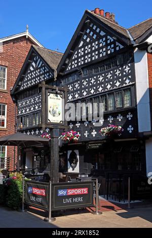 Lo storico pub Barley Mow costruito nel 1561, il centro commerciale Golden Square, 29 Old Mkt PL, Warrington, Cheshire, Inghilterra, Regno Unito, WA1 1QB Foto Stock