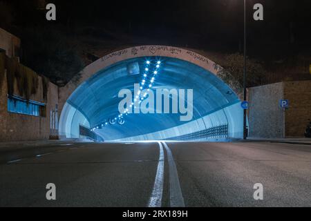 Incredibile galleria fotografica notturna di Malaga in un lungo periodo di esposizione. Strade vuote e strade di notte. Malaga, Andalusia, Spagna, Foto Stock