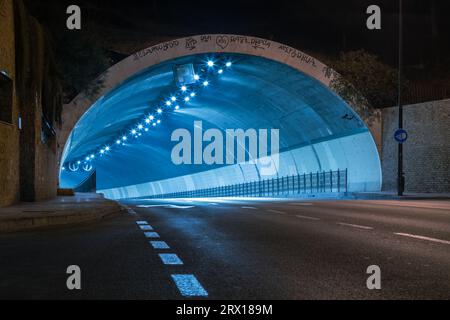 Incredibile galleria fotografica notturna di Malaga in un lungo periodo di esposizione. Strade vuote e strade di notte. Malaga, Andalusia, Spagna, Foto Stock