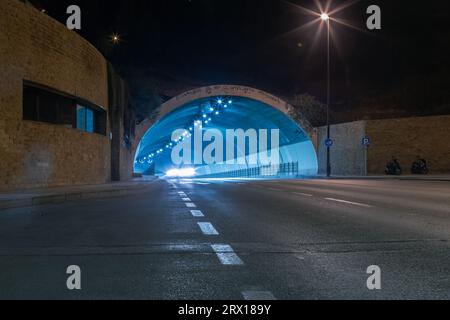 Incredibile galleria fotografica notturna di Malaga in un lungo periodo di esposizione. Strade vuote e strade di notte. Malaga, Andalusia, Spagna, Foto Stock