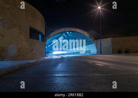 Incredibile galleria fotografica notturna di Malaga in un lungo periodo di esposizione. Strade vuote e strade di notte. Malaga, Andalusia, Spagna, Foto Stock