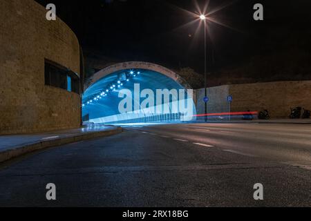 Incredibile galleria fotografica notturna di Malaga in un lungo periodo di esposizione. Strade vuote e strade di notte. Malaga, Andalusia, Spagna, Foto Stock