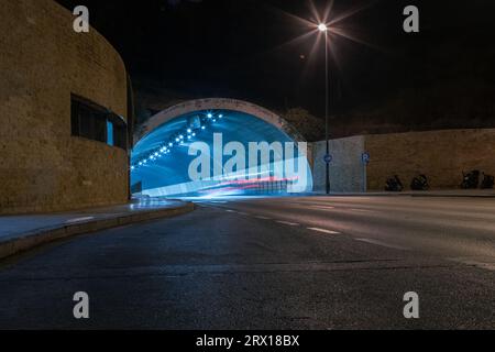 Incredibile galleria fotografica notturna di Malaga in un lungo periodo di esposizione. Strade vuote e strade di notte. Malaga, Andalusia, Spagna, Foto Stock