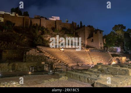 Antico teatro romano di Malaga e l'Alcazaba, cittadella di Malaga di notte, incredibile fotografia notturna, Spagna Foto Stock