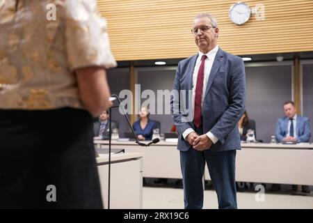 L'AIA - Herman Rottier, ex consigliere di alto livello del Tribunale centrale d'appello, durante le audizioni pubbliche della commissione d'inchiesta parlamentare che indaga sulla politica antifrode del governo. L'indagine è stata avviata in seguito allo scandalo delle prestazioni per i bambini. ANP JEROEN JUMELET netherlands Out - belgium Out Foto Stock