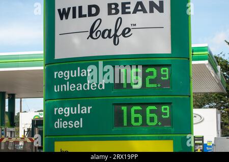 Denham, Buckinghamshire. 22 settembre 2023. Una stazione di servizio BP a Denham, Buckinghamshire. I prezzi della benzina stanno nuovamente aumentando a un ritmo allarmante. Oggi presso la stazione di servizio BP Denham era di 162,9 al litro per la benzina e di 166,9 per il diesel. Credito: Maureen McLean/Alamy Live News Foto Stock