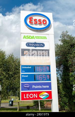 Denham, Buckinghamshire. 22 settembre 2023. Una stazione di servizio esso a Denham, Buckinghamshire. I prezzi della benzina stanno nuovamente aumentando a un ritmo allarmante. Oggi presso la stazione di servizio esso Denham è stato di 163,9 al litro per la benzina e di 165,9 per il diesel. Credito: Maureen McLean/Alamy Live News Foto Stock