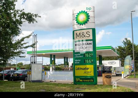 Denham, Buckinghamshire. 22 settembre 2023. Una stazione di servizio BP a Denham, Buckinghamshire. I prezzi della benzina stanno nuovamente aumentando a un ritmo allarmante. Oggi presso la stazione di servizio BP Denham era di 162,9 al litro per la benzina e di 166,9 per il diesel. Credito: Maureen McLean/Alamy Live News Foto Stock