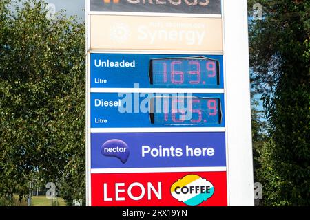 Denham, Buckinghamshire. 22 settembre 2023. Una stazione di servizio esso a Denham, Buckinghamshire. I prezzi della benzina stanno nuovamente aumentando a un ritmo allarmante. Oggi presso la stazione di servizio esso Denham è stato di 163,9 al litro per la benzina e di 165,9 per il diesel. Credito: Maureen McLean/Alamy Live News Foto Stock