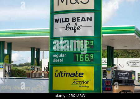 Denham, Buckinghamshire. 22 settembre 2023. Una stazione di servizio BP a Denham, Buckinghamshire. I prezzi della benzina stanno nuovamente aumentando a un ritmo allarmante. Oggi presso la stazione di servizio BP Denham era di 162,9 al litro per la benzina e di 166,9 per il diesel. Credito: Maureen McLean/Alamy Live News Foto Stock