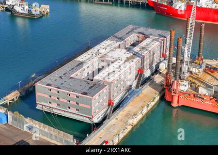 Portland, Dorset, Regno Unito. 22 settembre 2023. Vista generale dall'aria della nave vuota Bibby Stockholm richiedenti asilo chiatta al porto di Portland vicino a Weymouth nel Dorset. I richiedenti asilo dovrebbero tornare alla chiatta nelle prossime due settimane, dopo essere stati evacuati in agosto a causa dei batteri della Legionella nell'acqua. Foto: Graham Hunt/Alamy Live News Foto Stock