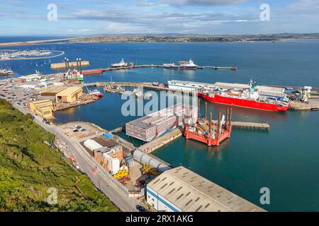 Portland, Dorset, Regno Unito. 22 settembre 2023. Vista generale dall'aria della nave vuota Bibby Stockholm richiedenti asilo chiatta al porto di Portland vicino a Weymouth nel Dorset. I richiedenti asilo dovrebbero tornare alla chiatta nelle prossime due settimane, dopo essere stati evacuati in agosto a causa dei batteri della Legionella nell'acqua. Foto: Graham Hunt/Alamy Live News Foto Stock