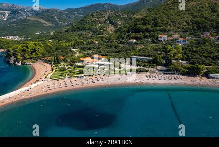 Vista aerea della spiaggia di Sveti Stefan, Budva, Montenegro dal drone. Foto Stock