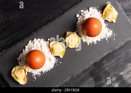 piatto di disegno ravioli e uova Foto Stock