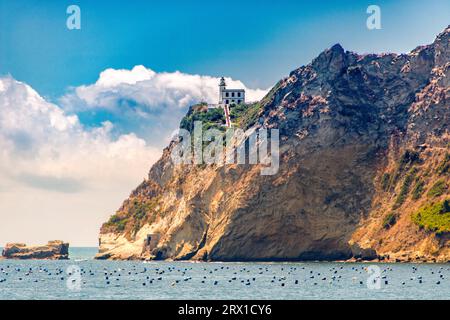 Capo Miseno con il suo faro nel golfo di Pozzuoli Foto Stock