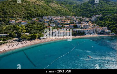 Vista aerea della spiaggia di Sveti Stefan, Budva, Montenegro dal drone. Foto Stock