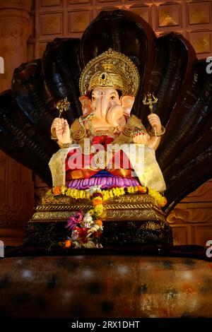 20 settembre 2023, Pune, Maharashtra, India, bellissima scultura di Lord Ganesh chiamata Tambdi Jogeshwari Ganpati durante il Ganesh Festival. Foto Stock