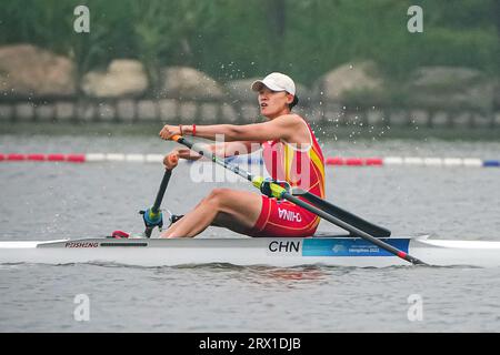 Hangzhou, provincia cinese di Zhejiang. 22 settembre 2023. La cinese Liu Ruiqi gareggia durante la semifinale femminile di canottaggio ai diciannovesimi Giochi asiatici di Hangzhou, nella provincia dello Zhejiang, nella Cina orientale, il 22 settembre 2023. Credito: Jiang Han/Xinhua/Alamy Live News Foto Stock